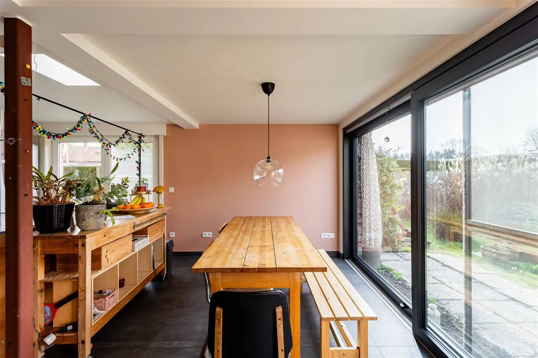 Een huis met karakter. Een tuin met sfeer foto 11