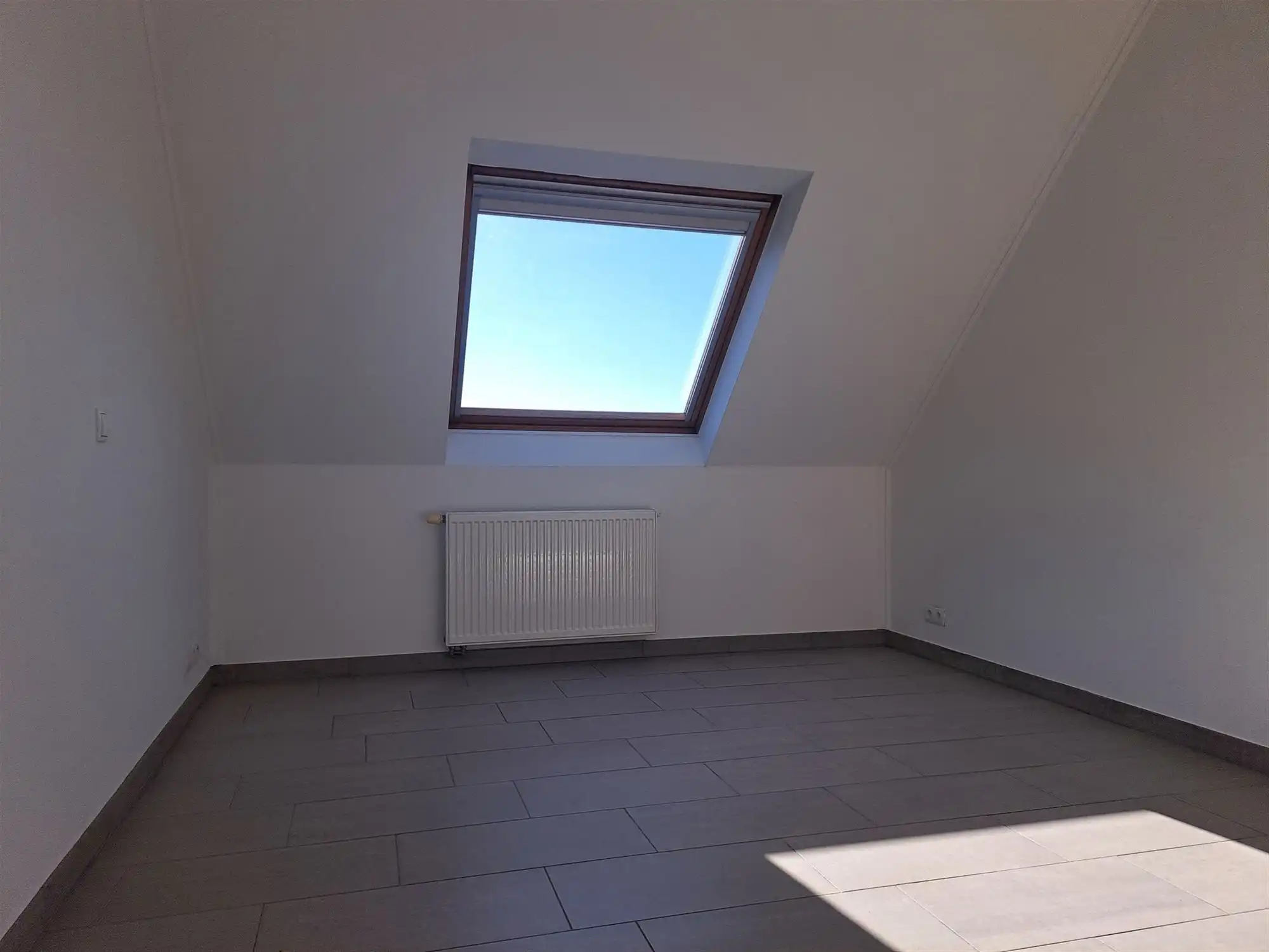 Ruim en lichtrijk dakappartement met 2 slaapkamers en ondergrondse autostaanplaats foto 9