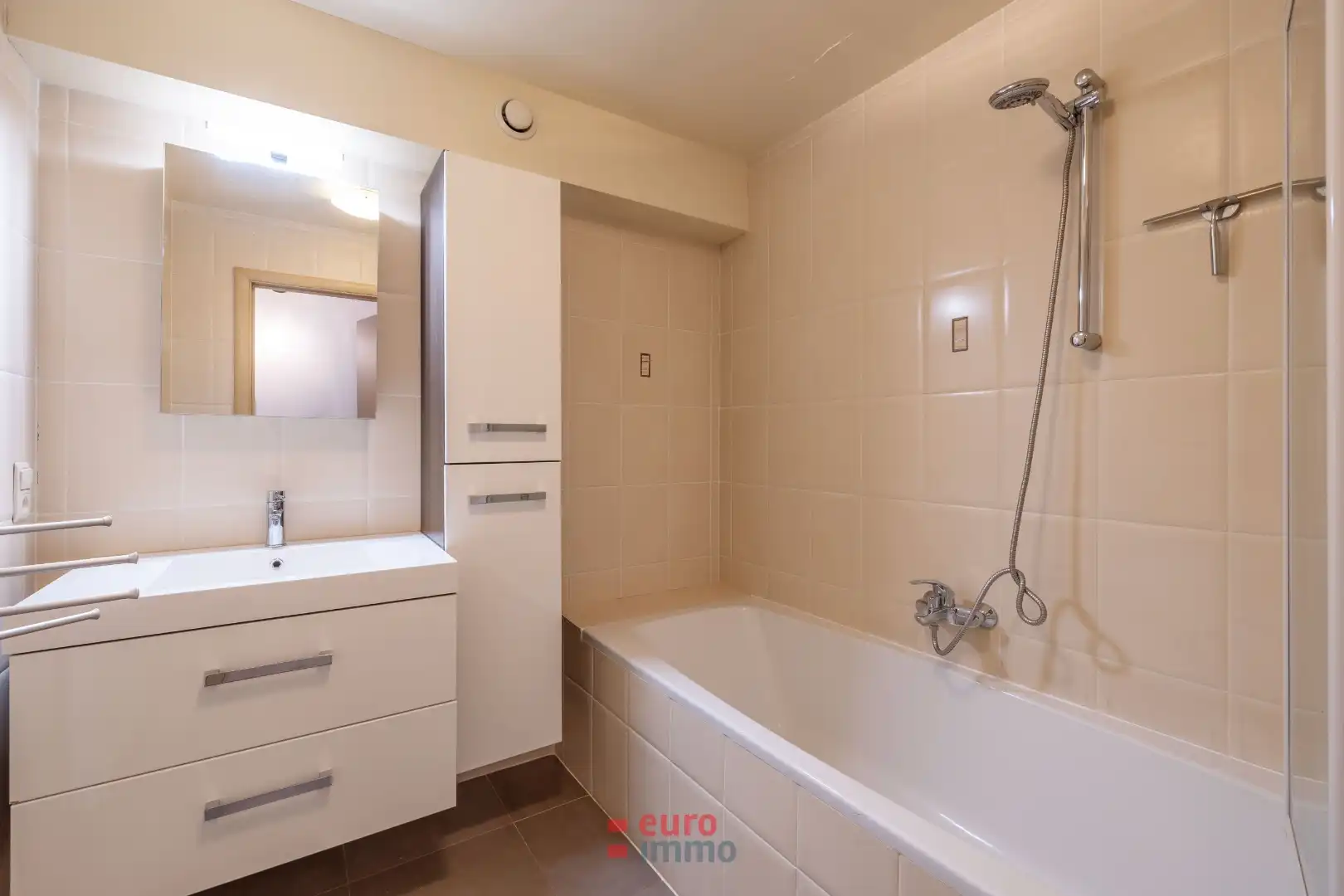 Zeer ruim en lichtrijk appartement met patio en stadskoer in hartje Nieuwpoort foto 9