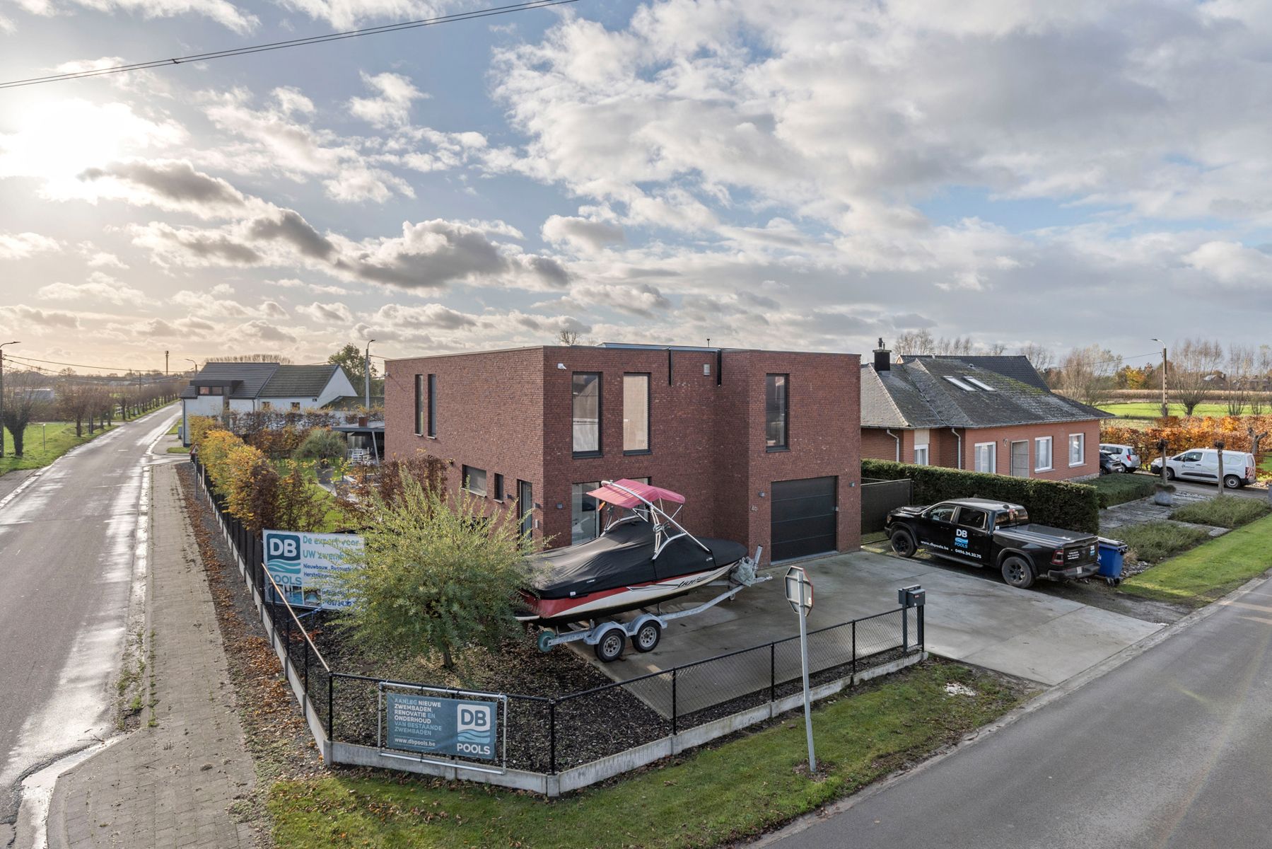 Moderne en exclusieve villa met 4 slpk, zwembad en wellness foto {{pictureIndex}}