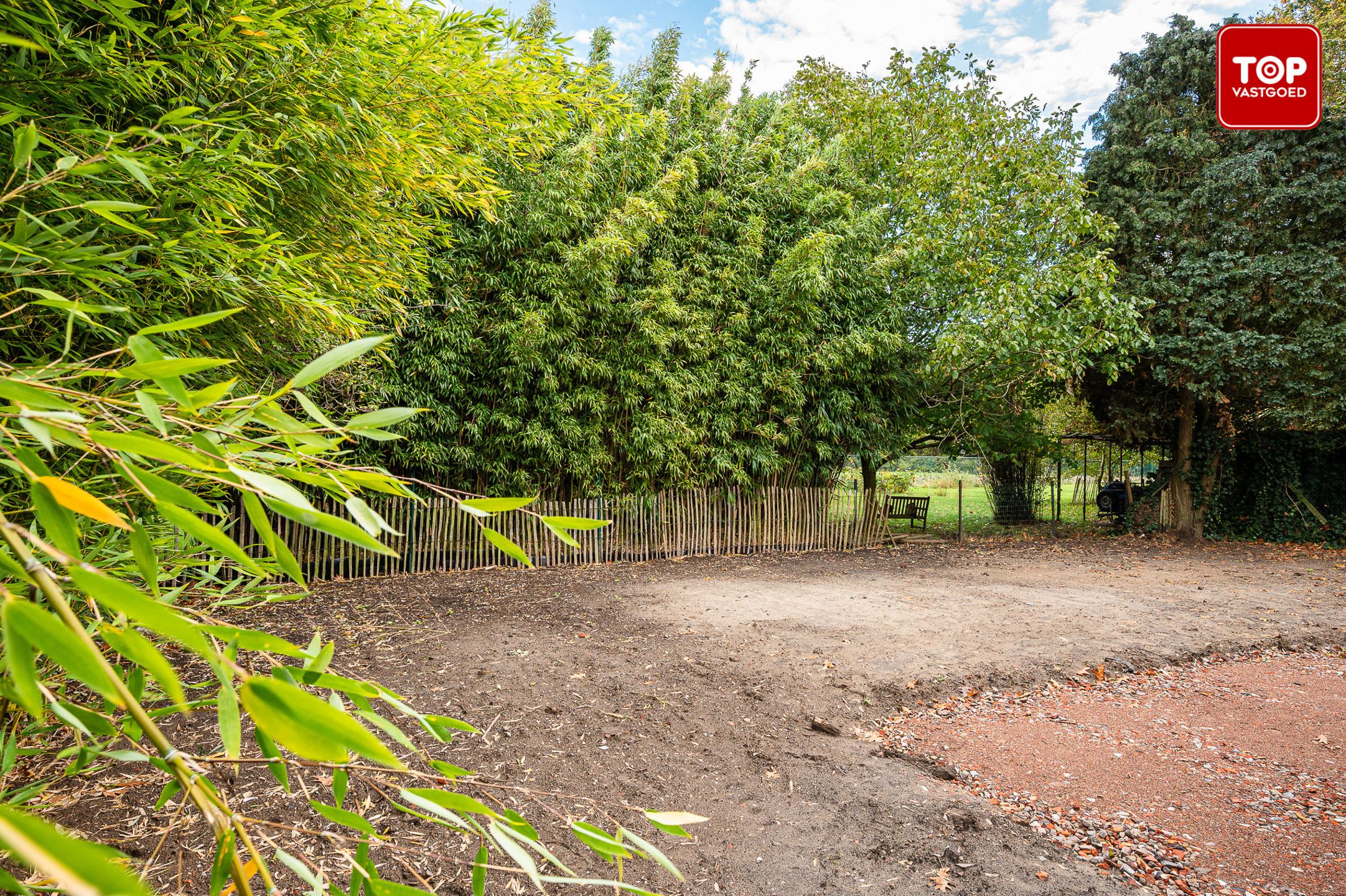 Halfopen bebouwing op een rustige locatie foto 4