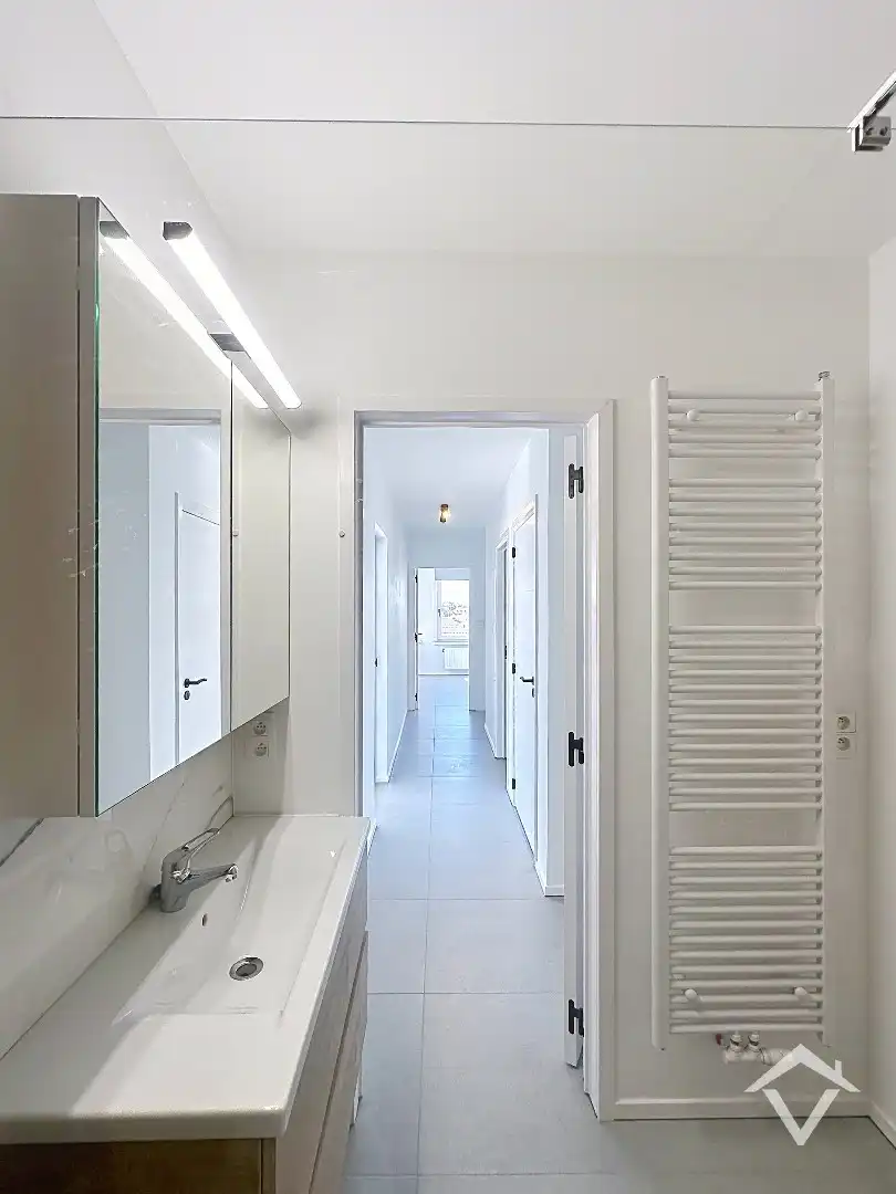 VOLLEDIG VERNIEUWD APPARTEMENT MET AUTOSTAANPLAATS OP EEN TOPLOCATIE IN KOKSIJDE foto 24