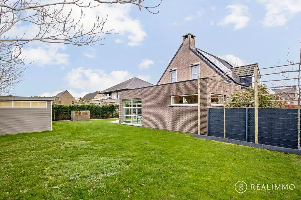 Ruime hedendaagse villa met zwembad in een gegeerde residentiële omgeving foto 27