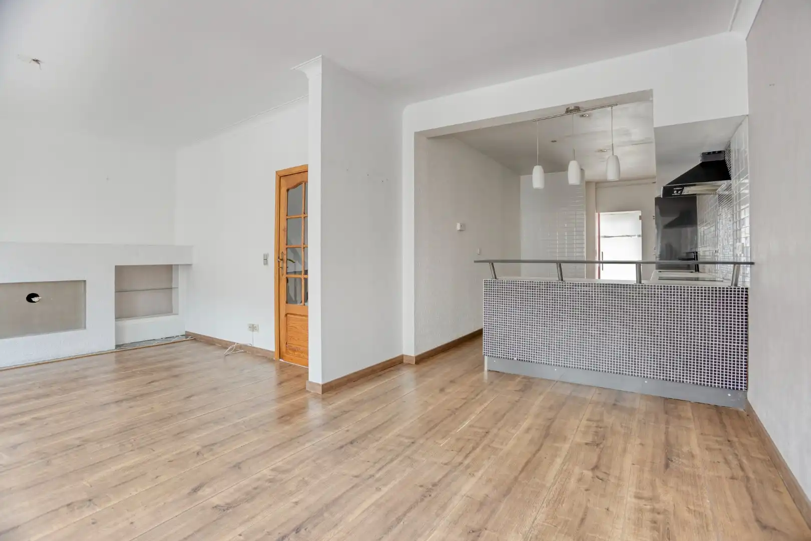 Gebouw met winkel-/kantoorruimte en ruim appartement met dakterras foto 13