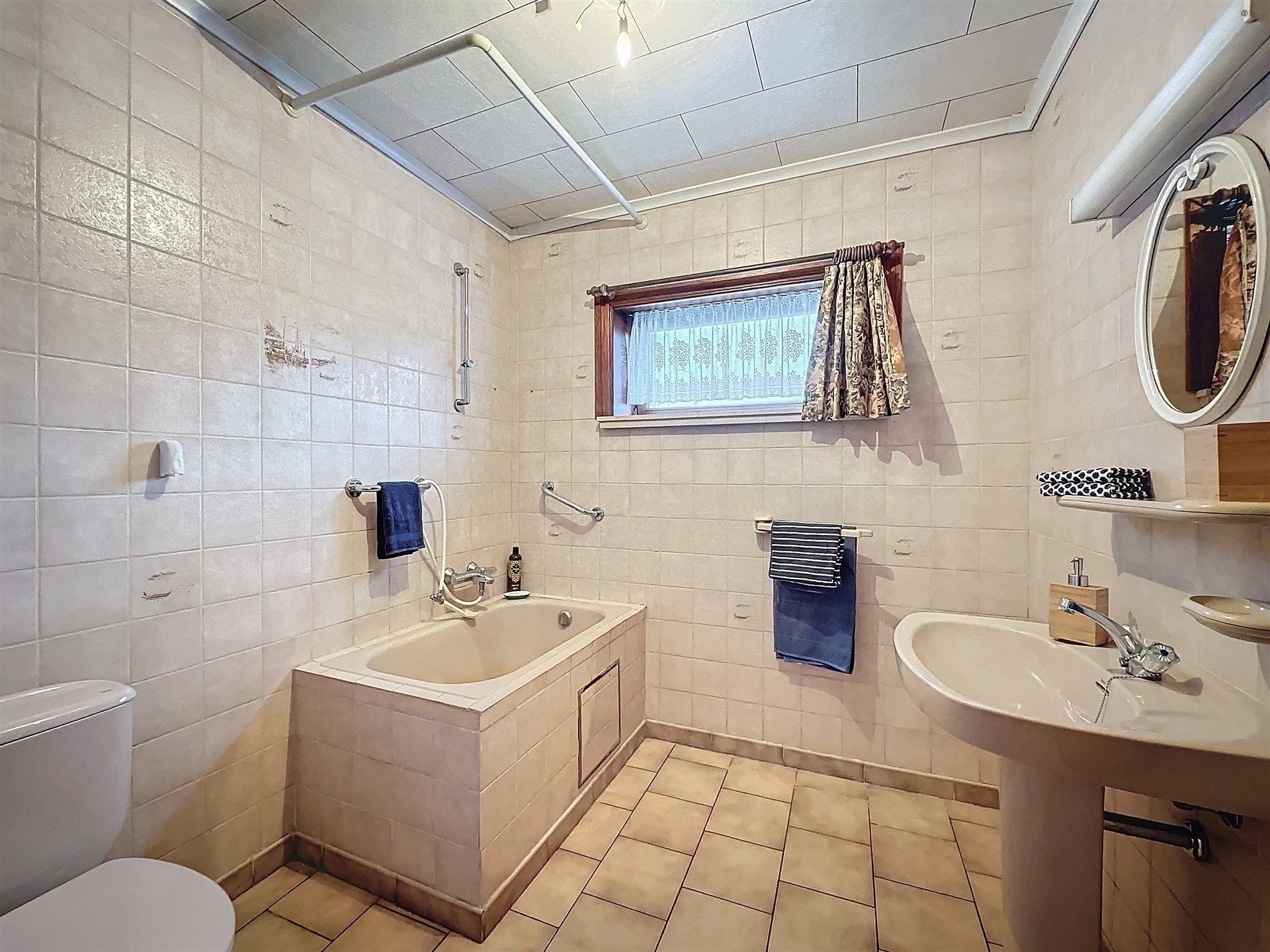 Charmante woning met garage en bijgebouwen op prachtig perceel van 2435m².  foto 9