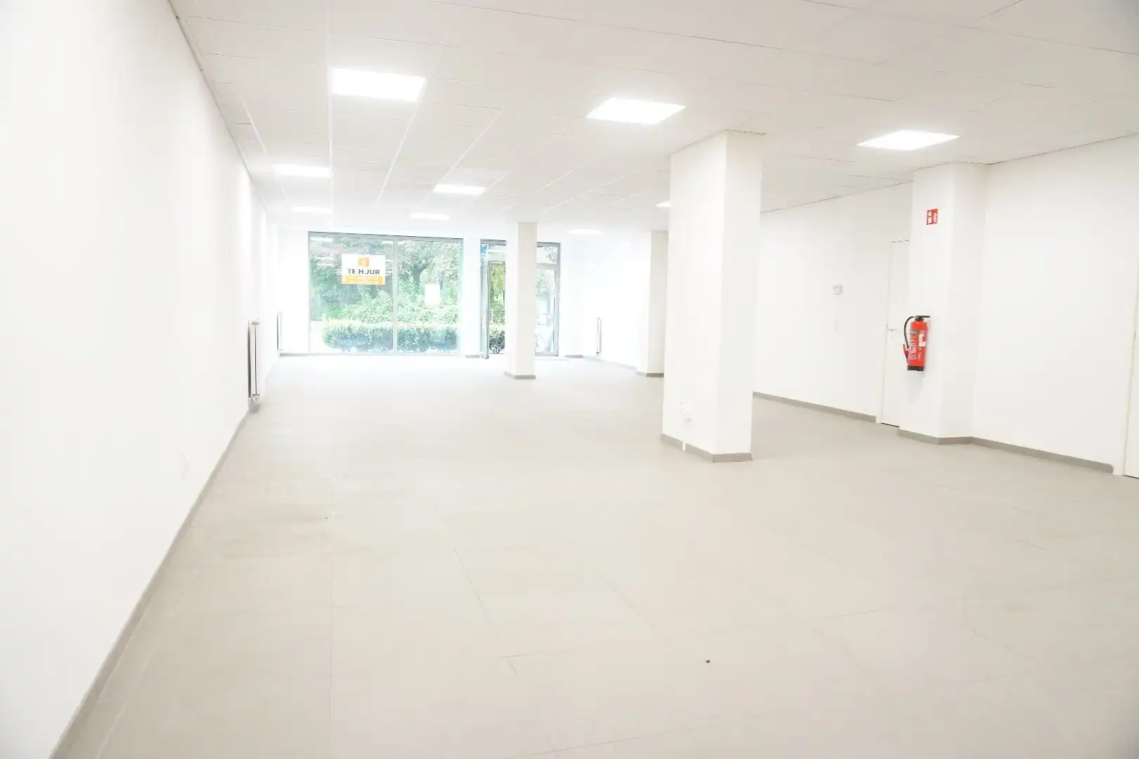 Handelspand op toplocatie aan het Stationsplein in Lokeren foto 7