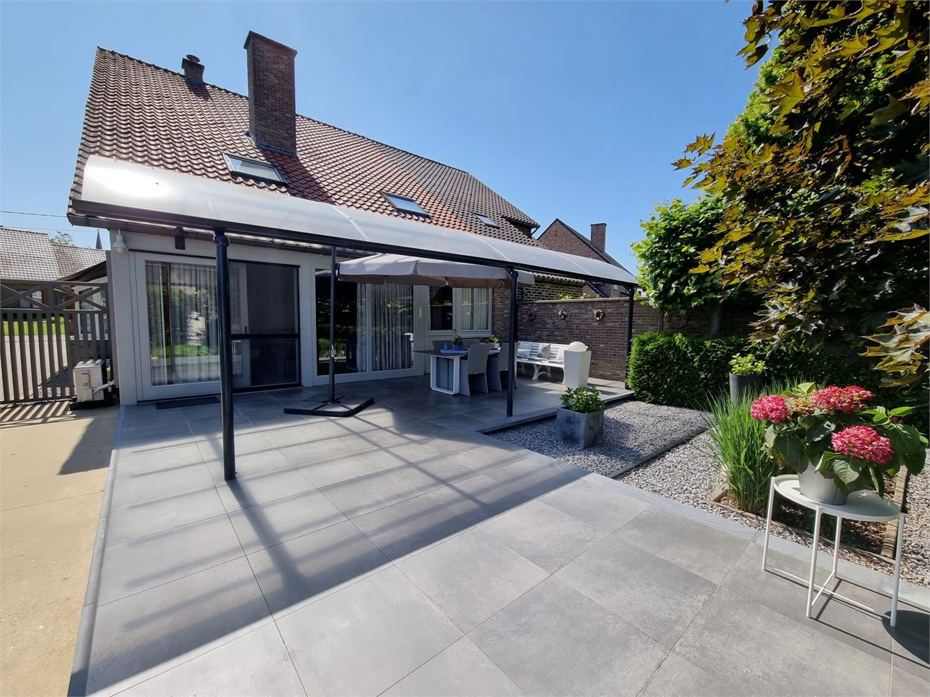 Ruime, residentieel gelegen woning met werkplaats op 15a foto 2