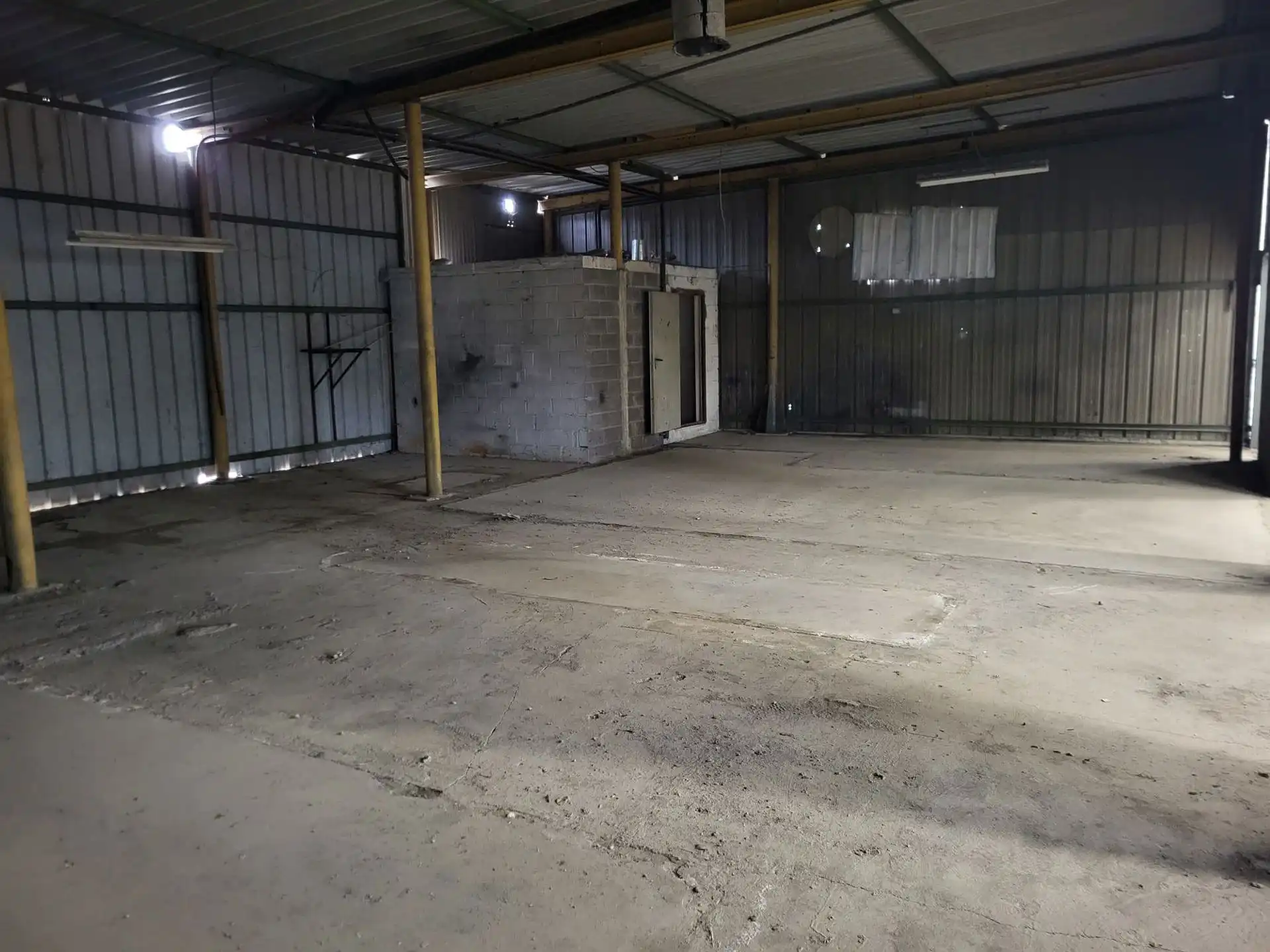 GENK TE HUUR: Grote bedrijfshal-Kantoor-Conciërgewoning foto 16