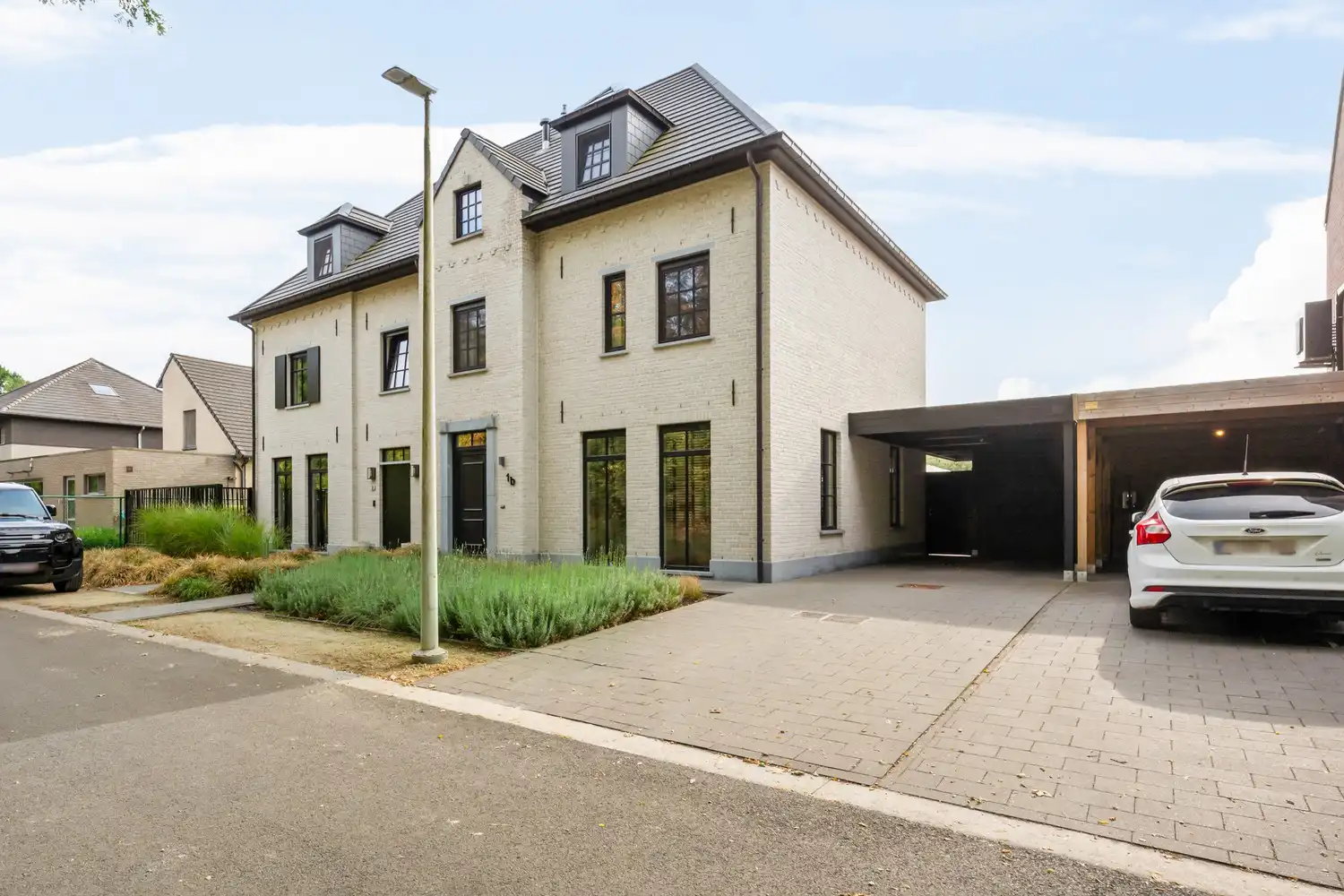 Half open bebouwing in een rustige wijk met 4 à 5 slaapkamers! foto {{pictureIndex}}
