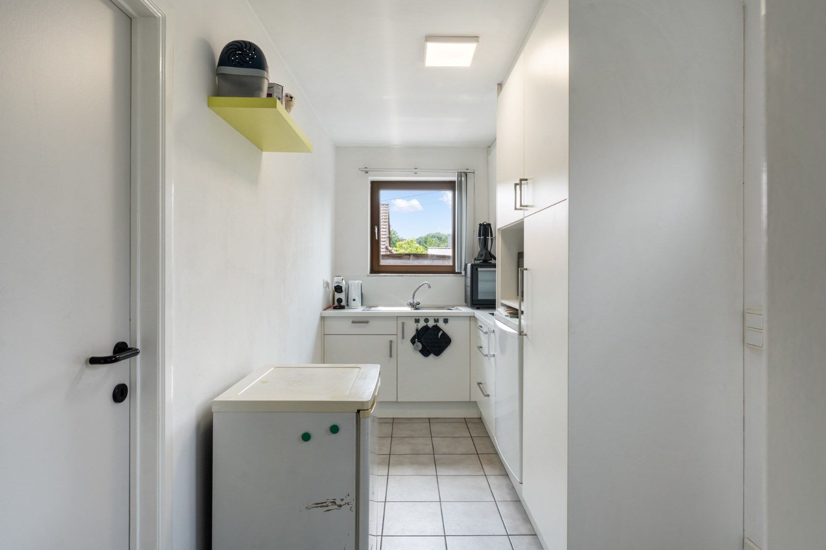 Comfortabel gebouw, onderverdeeld in een gelijkvloers appartement en een woning (210 + 210A), op een perceel van 9a60 met diverse mogelijkheden (kangoeroewoning foto 10