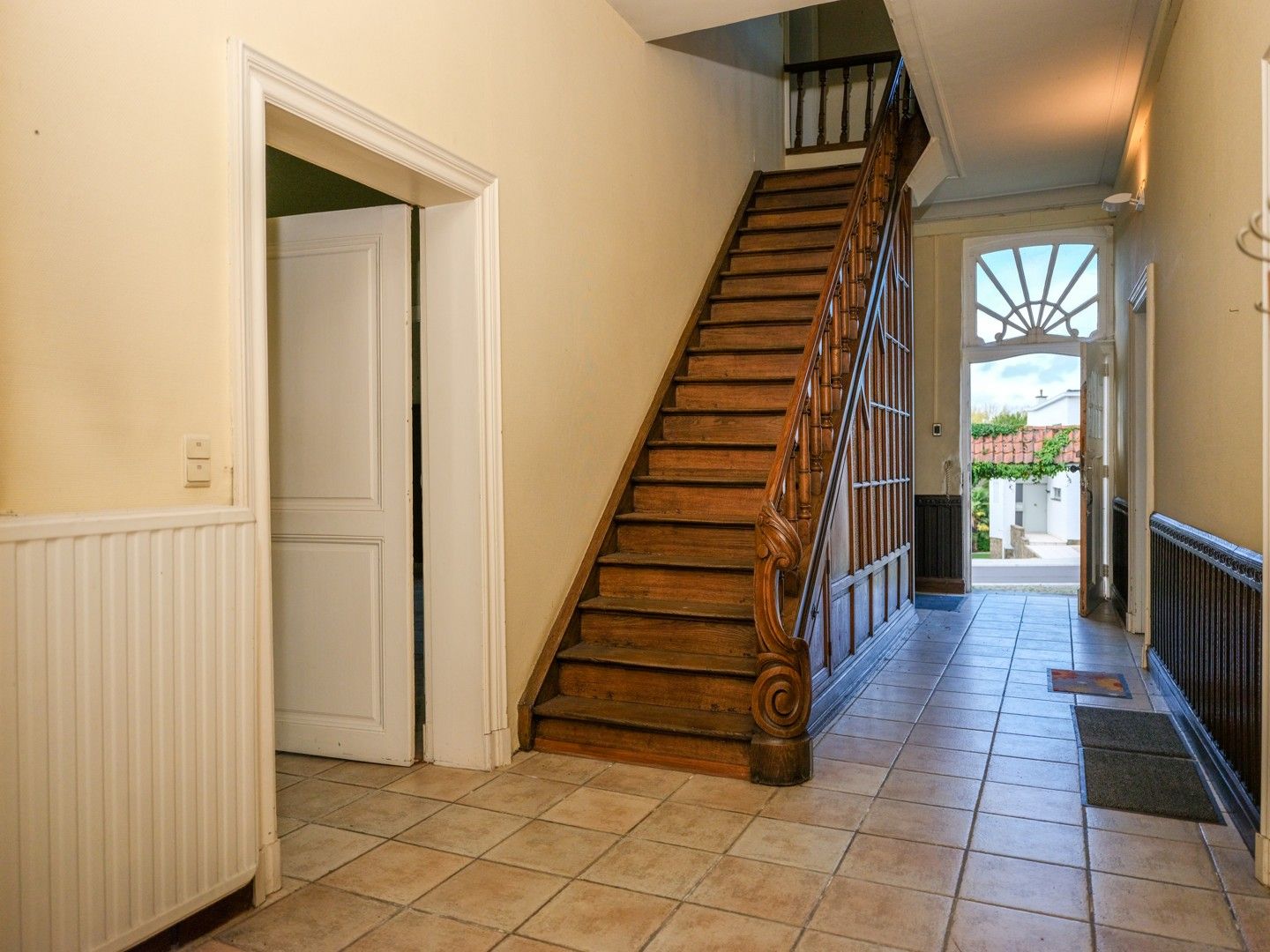 Karaktervolle voormalige pastorie met tuin in het hart van Erondegem foto 3