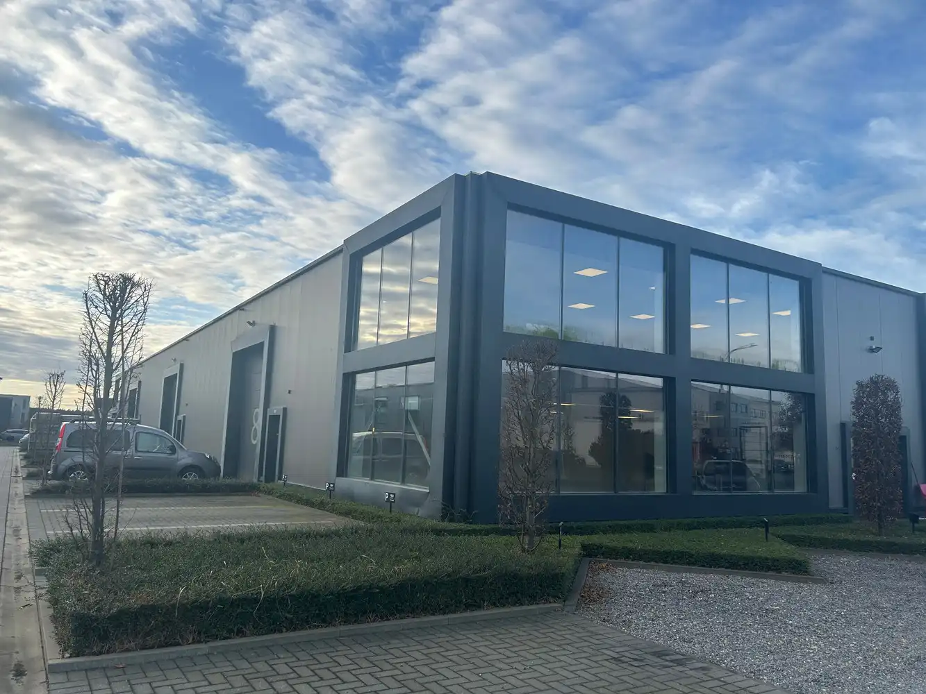 Bedrijfshal met kantoor foto {{pictureIndex}}