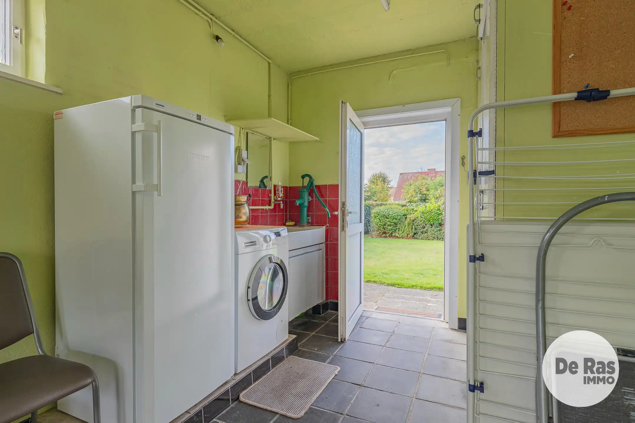 SCHELLEBELLE- Te renoveren woning in een rustige verkaveling foto 15