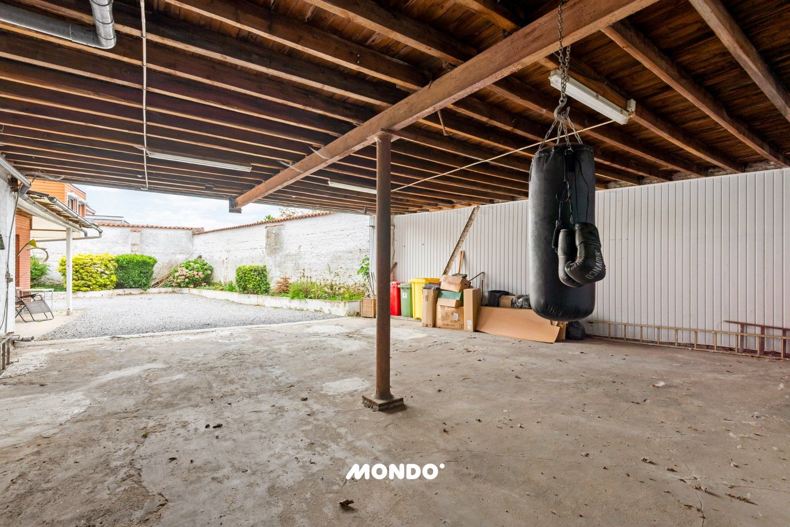 Karaktervolle woning met hangaar! foto 25