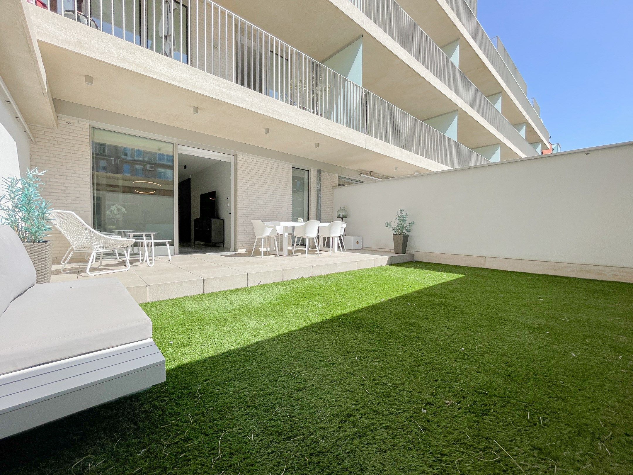 Subliem, luxueus tuinappartement met dubbele garage, rustig gelegen in een standingvolle residentie. foto 2