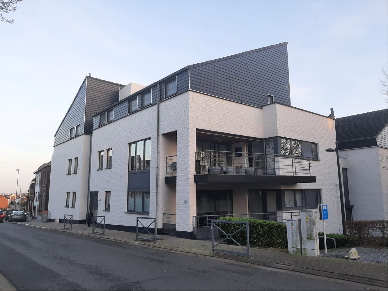 Ruim gelijkvloers appartement met drie slaapkamers en groot terras in Gellik, Lanaken! foto {{pictureIndex}}