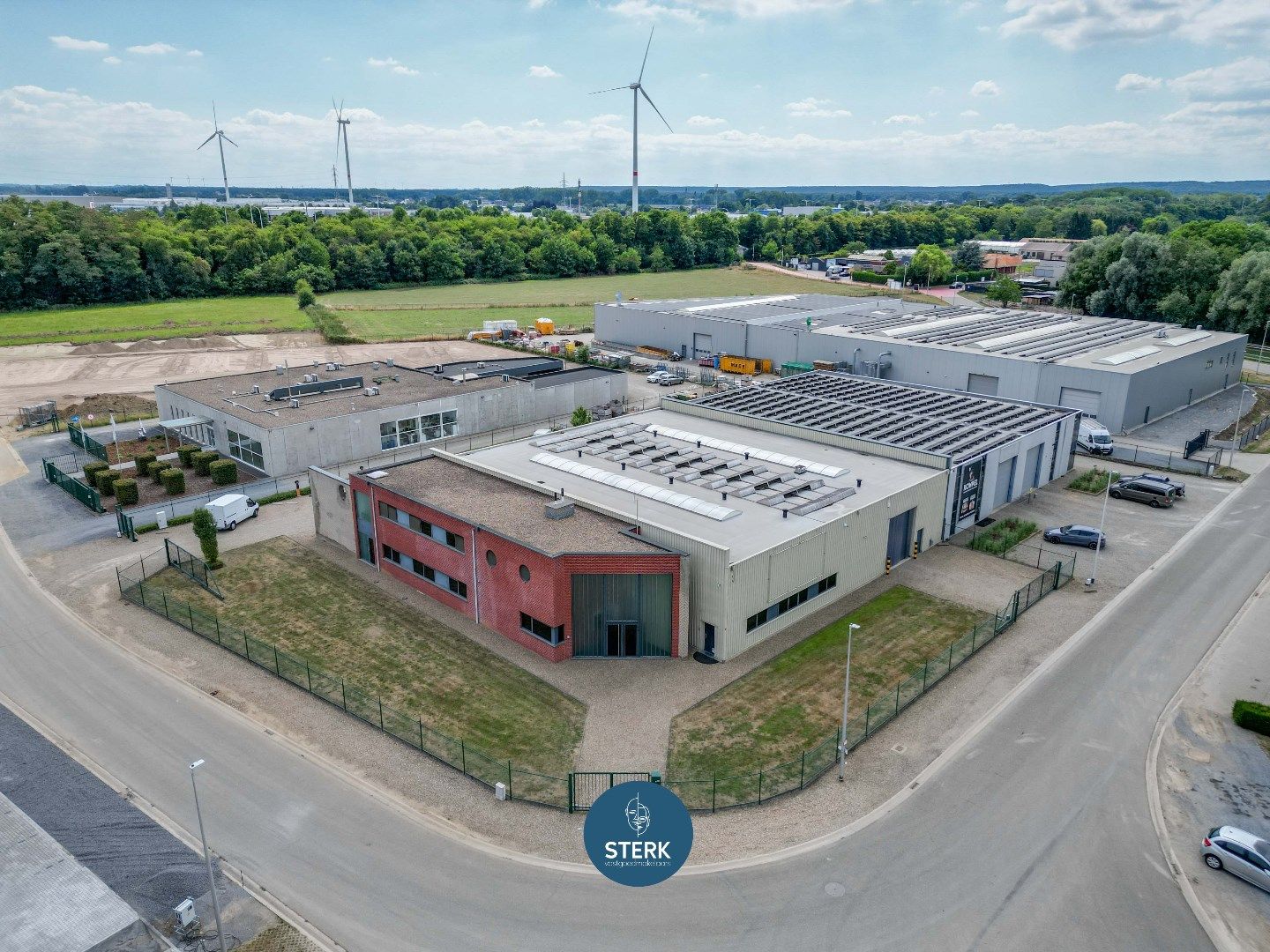 VEELZIJDIG INDUSTRIEPAND MET INSTAPKLAAR APPARTEMENT TE MAASMECHELEN ! foto {{pictureIndex}}