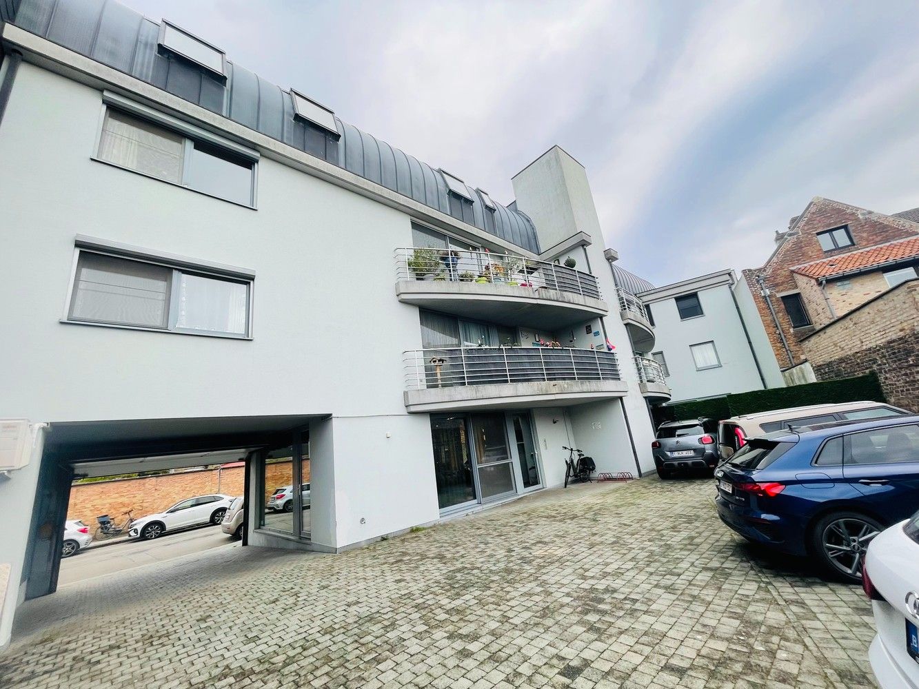 Kristus Koning      AUTOSTAANPLAATS in open lucht afgesloten van de straat ( op achterliggende grond van een appartementsgebouw  Res. Veldmaarschalk Foch)in foto {{pictureIndex}}