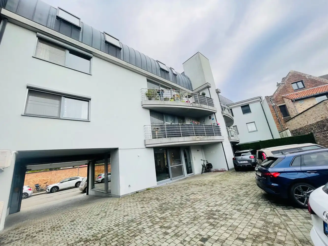 Kristus Koning      AUTOSTAANPLAATS in open lucht afgesloten van de straat ( op achterliggende grond van een appartementsgebouw  Res. Veldmaarschalk Foch)in foto {{pictureIndex}}