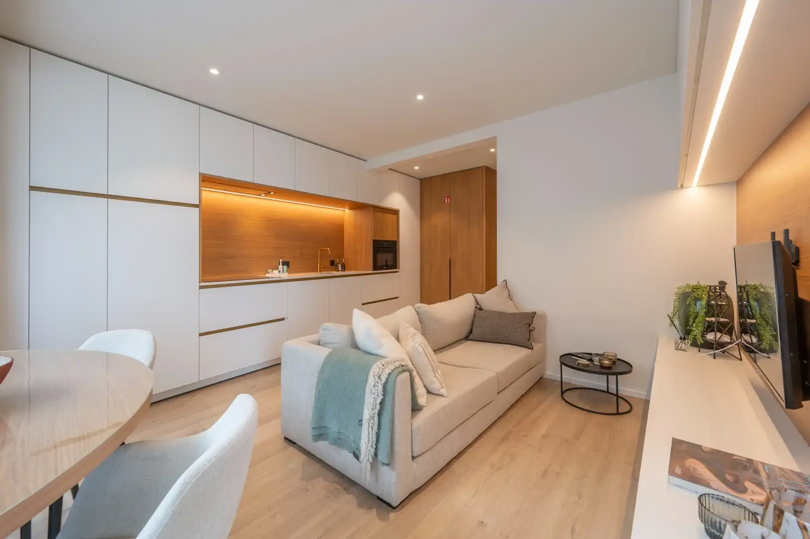 Stijlvol gerenoveerd appartement met zeezicht nabij het Heldenplein foto 2