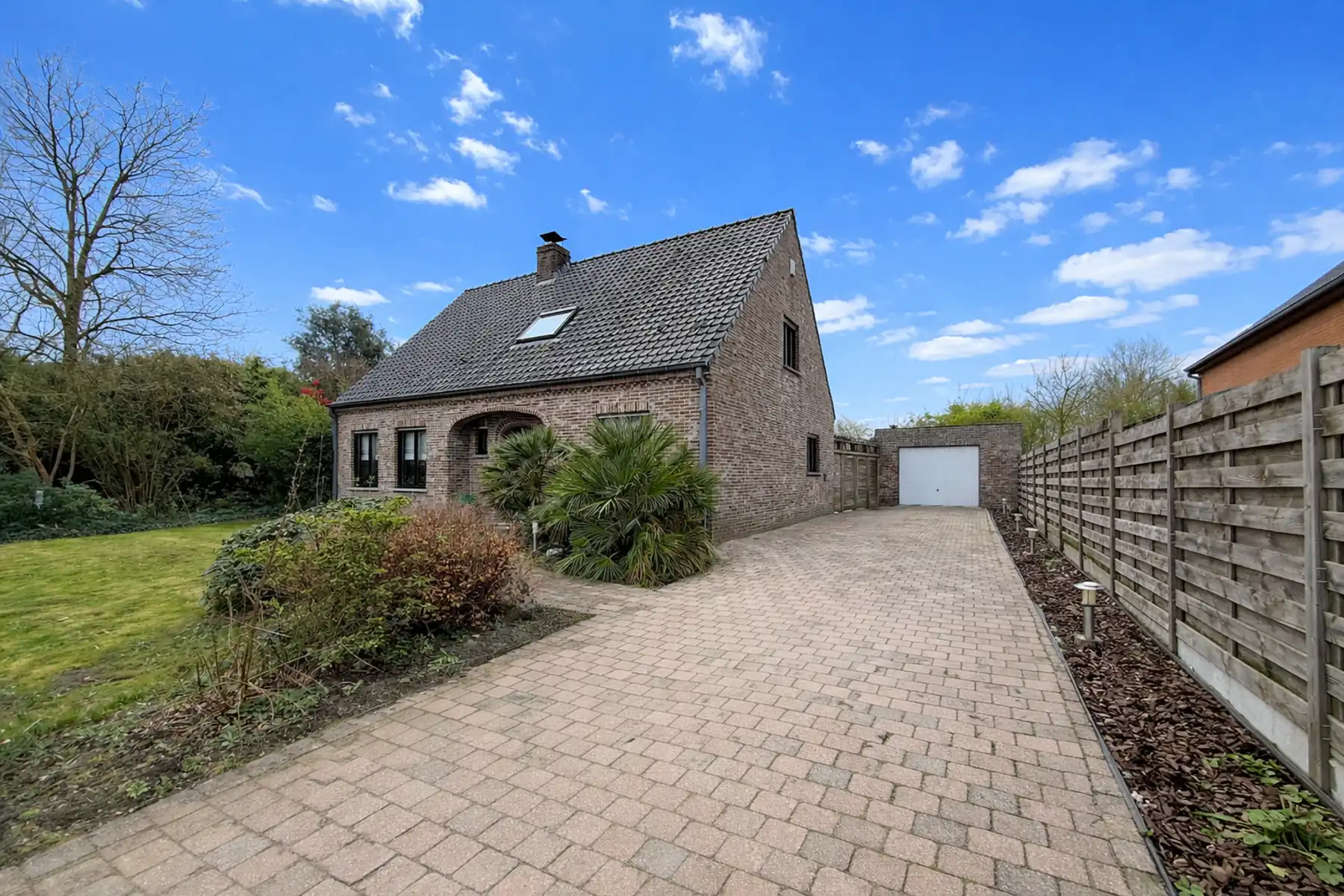 Villa met 4 slaapkamers, bijgebouw en zongerichte tuin foto 2
