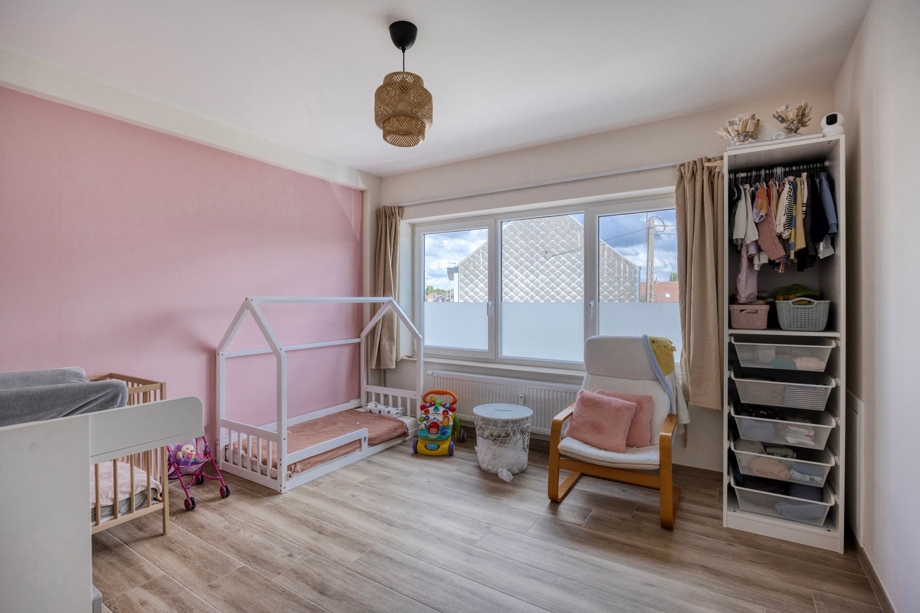 Ruim gerenoveerd 3-slaapkamer appartement op toplocatie !!! foto 11