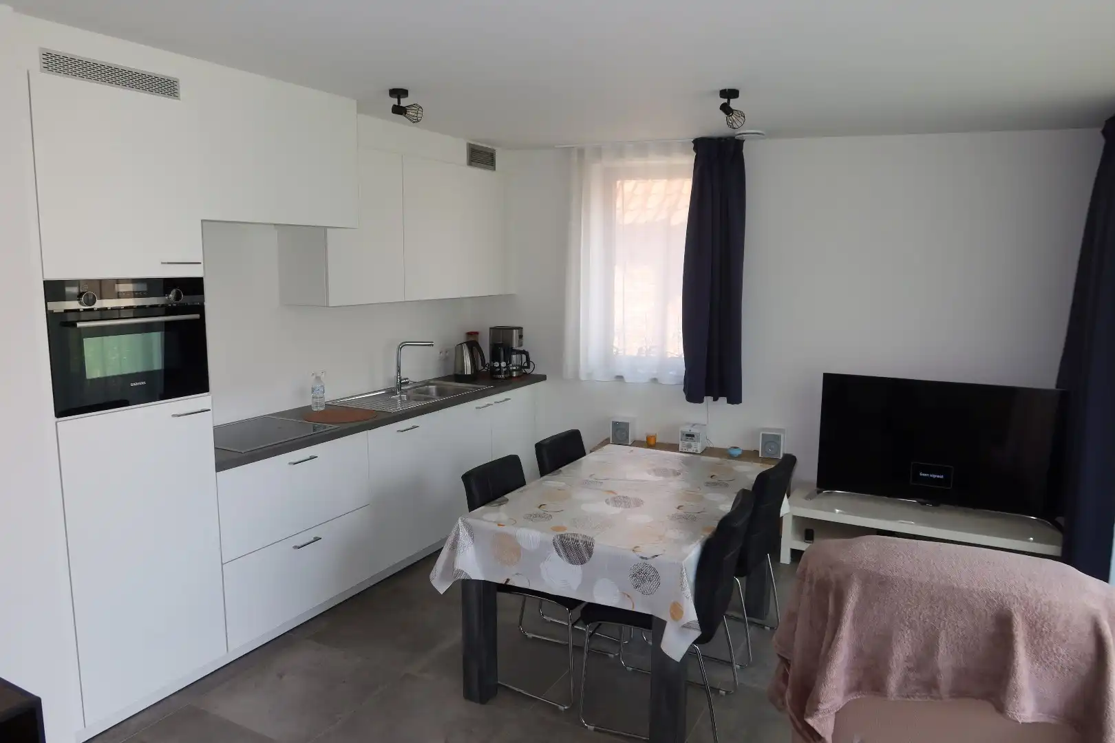 Super gezellig gelijkvloers 1 slk app met terras, voortuin en carport foto 3