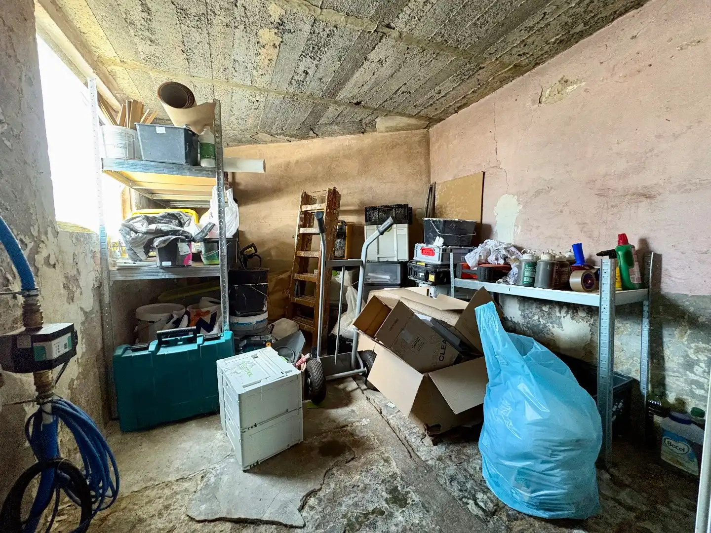 Woning te koop in het landelijke Tiegem met veel potentieel foto 14