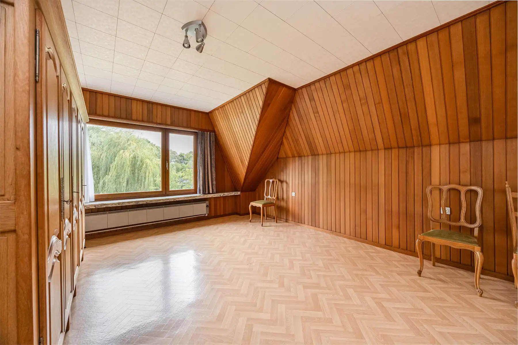Landhuis met private tuin, vier slaapkamers en twee garages foto 10