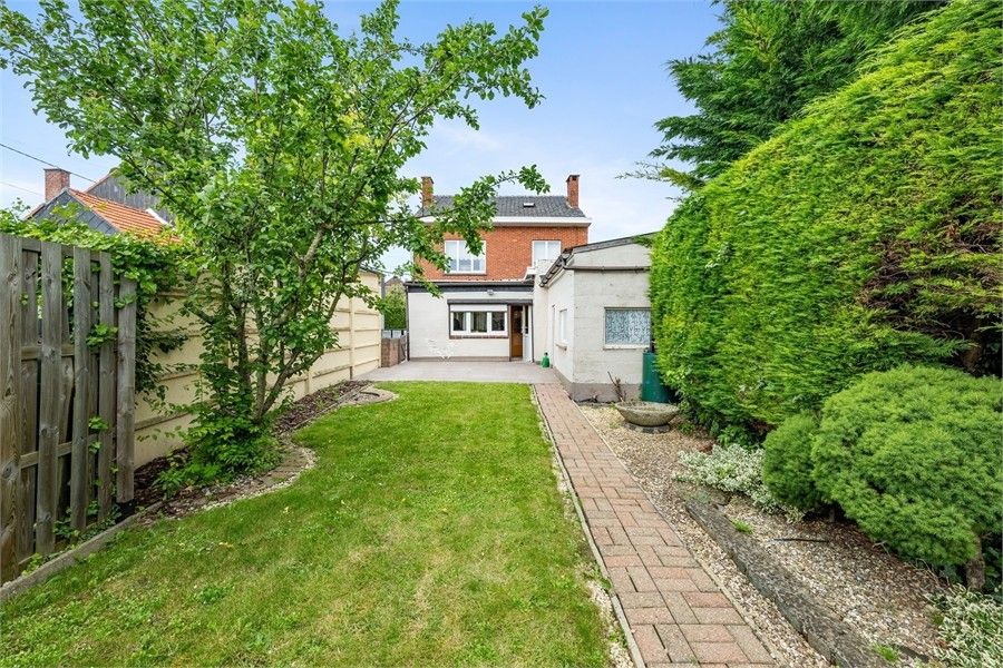 Hoofdfoto van de publicatie: KNUSSE GEZINSWONING MET 3 SLKS IN HET LANDELIJKE GINGELOM