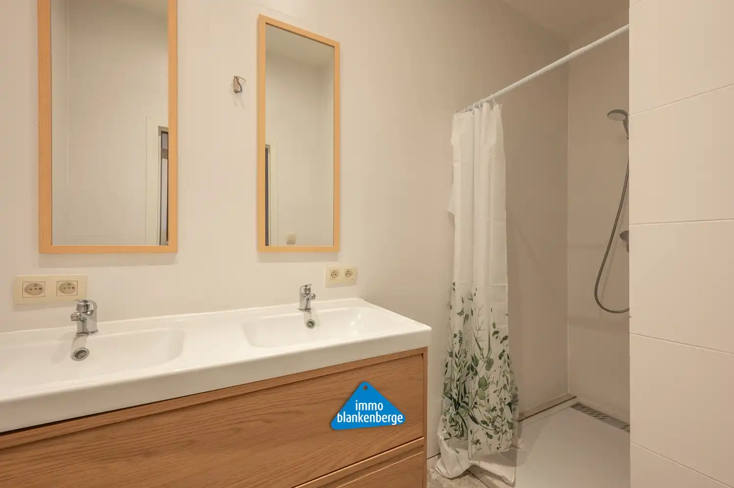 Ruim Gelijkvloers Appartement op de Zeedijk met Frontaal Zeezicht foto 18