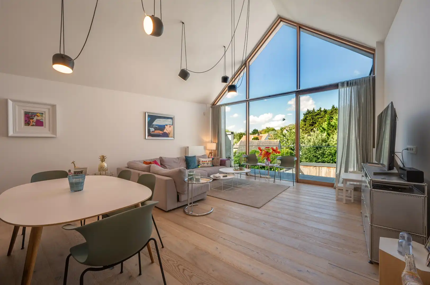 Recente woning aan het karaktervolle Oosthoekplein. foto 2