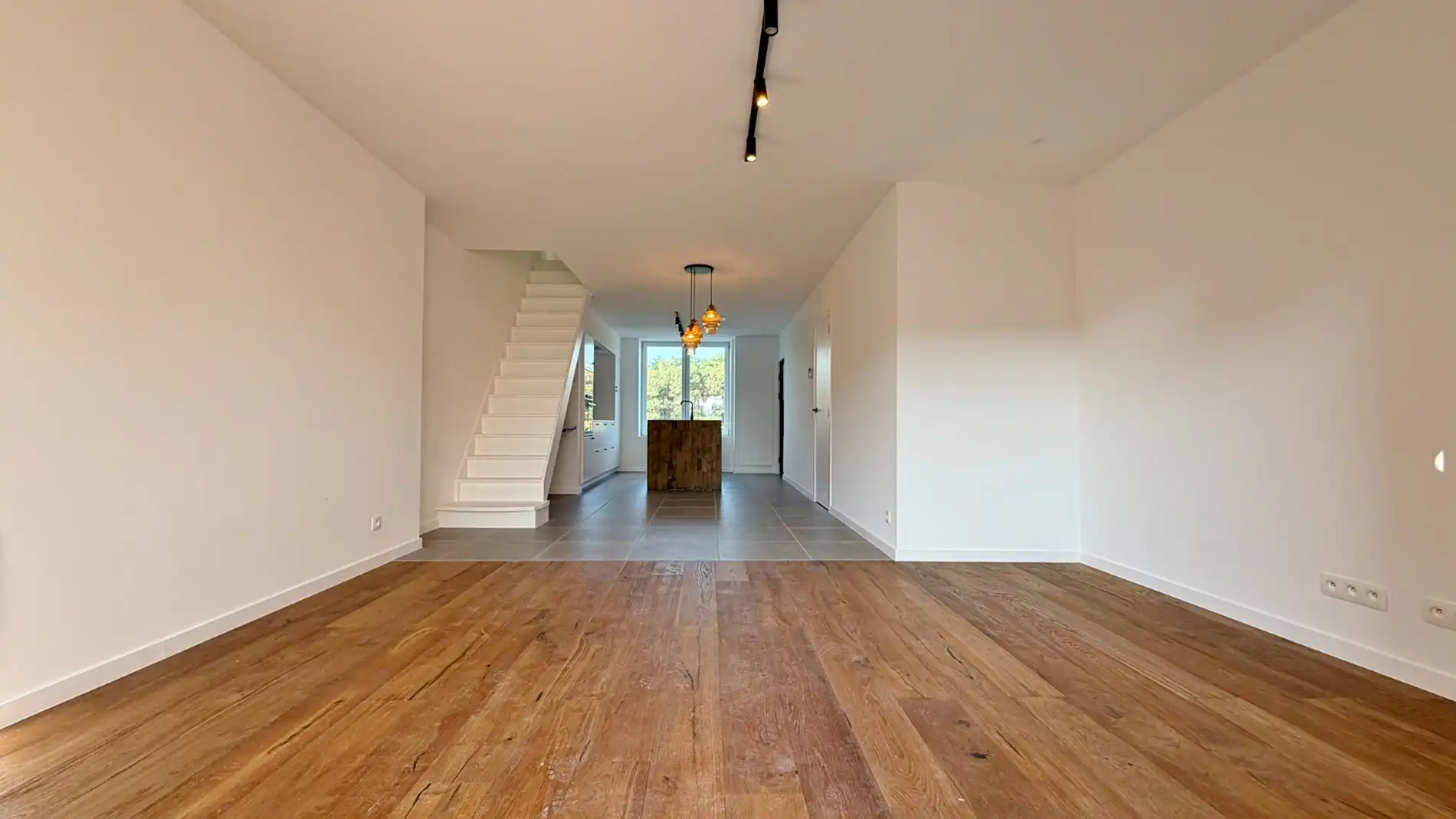 VOLLEDIG GERENOVEERDE, ENERGIEZUINIGE WONING MET ZONNIGE TUIN EN PRACHTIG OPEN ZICHT foto 8