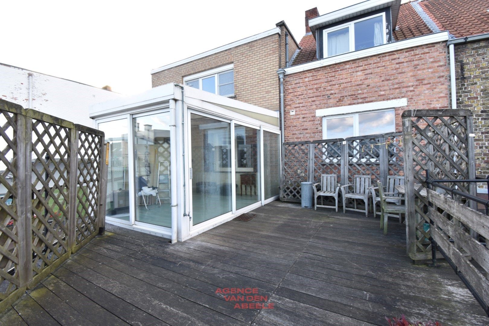 Robuuste hoekwoning met ruime garage en magazijn van 155m2 foto 20