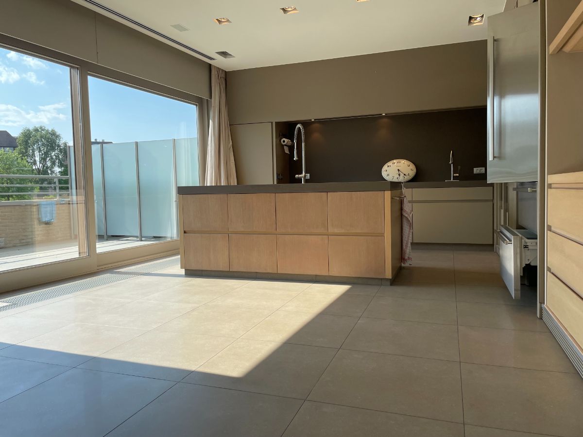 LUXE APPARTEMENT + zeer riant zongericht terras, dubbele garage & (wijn)kelder foto 25