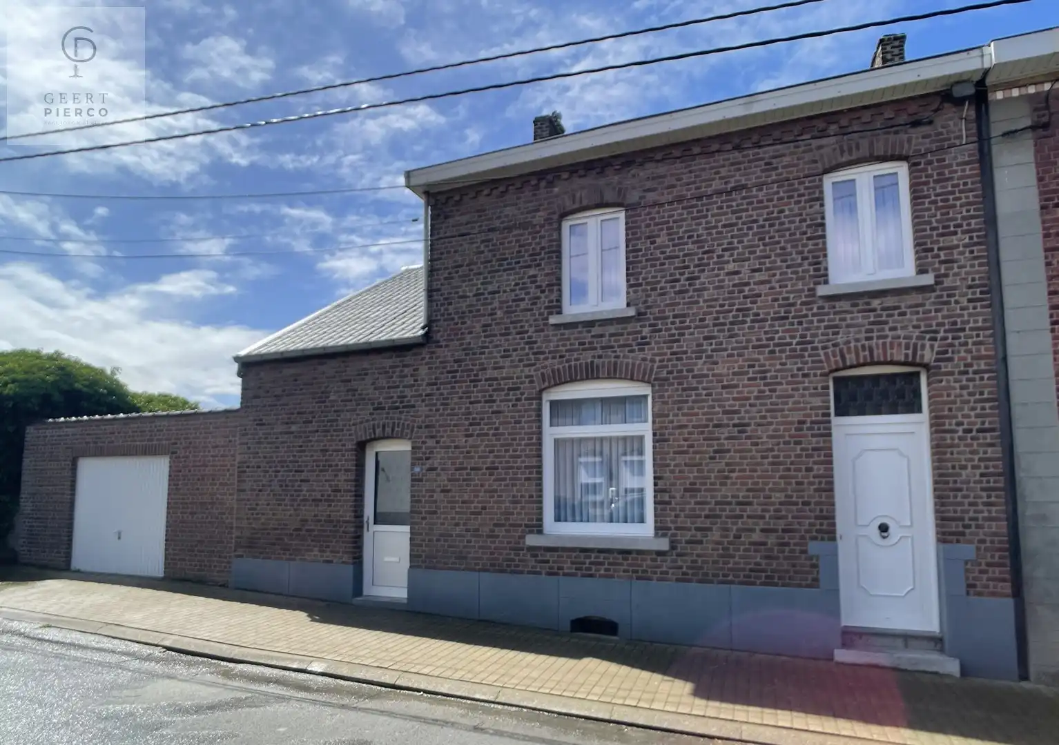 Hoofdfoto van de publicatie: Halfopen bebouwing met drie slaapkamers, garage en ruime achtertuin.