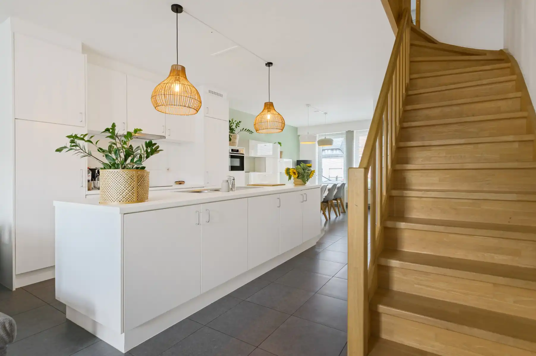 Recente woning op centrale ligging met 2 garages foto 11