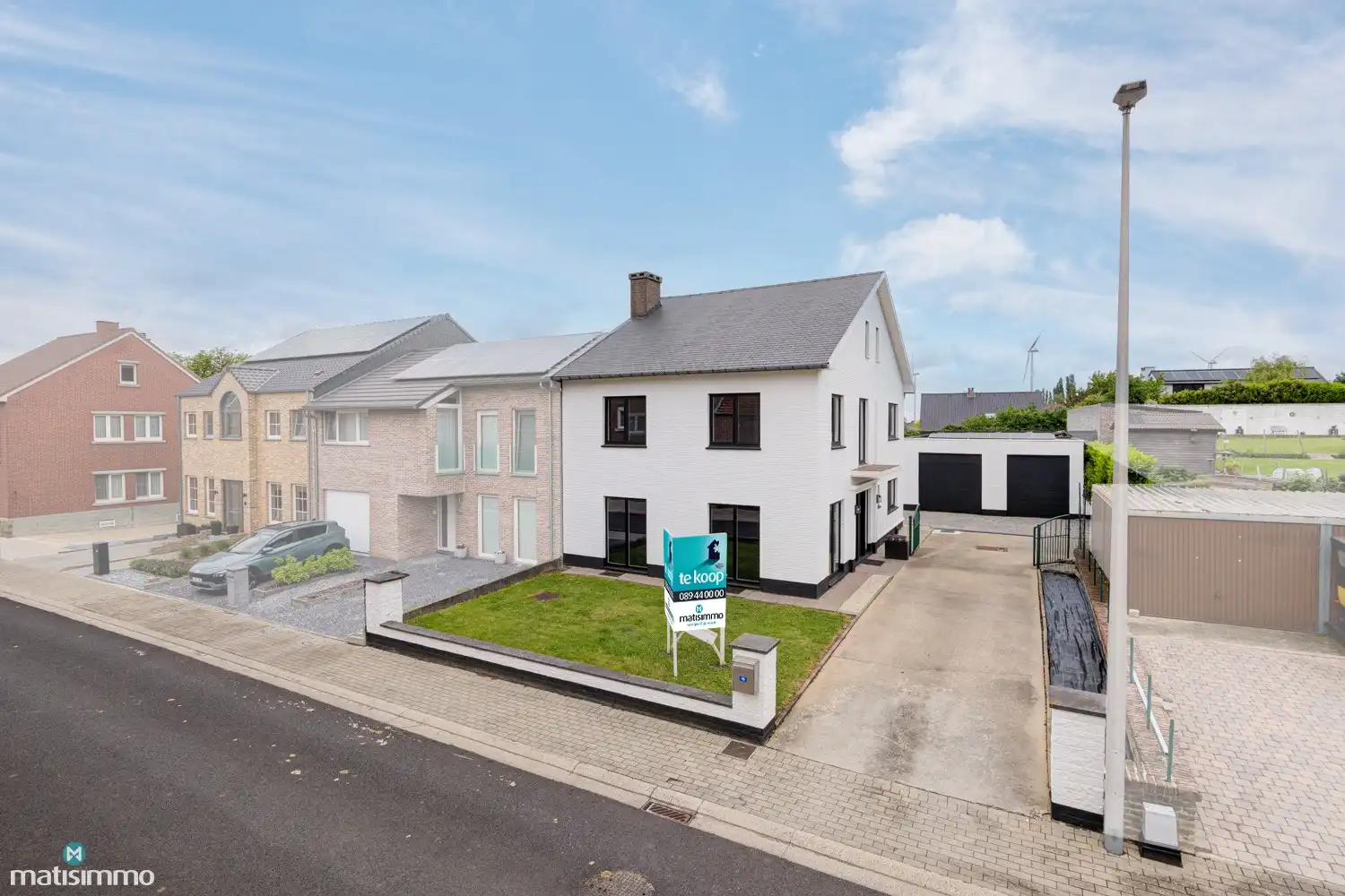VOLLEDIG GERENOVEERDE EN ENERGIEZUINIGE WONING MET DUBBELE GARAGE EN OPSLAGRUIMTE IN HERDEREN foto 2