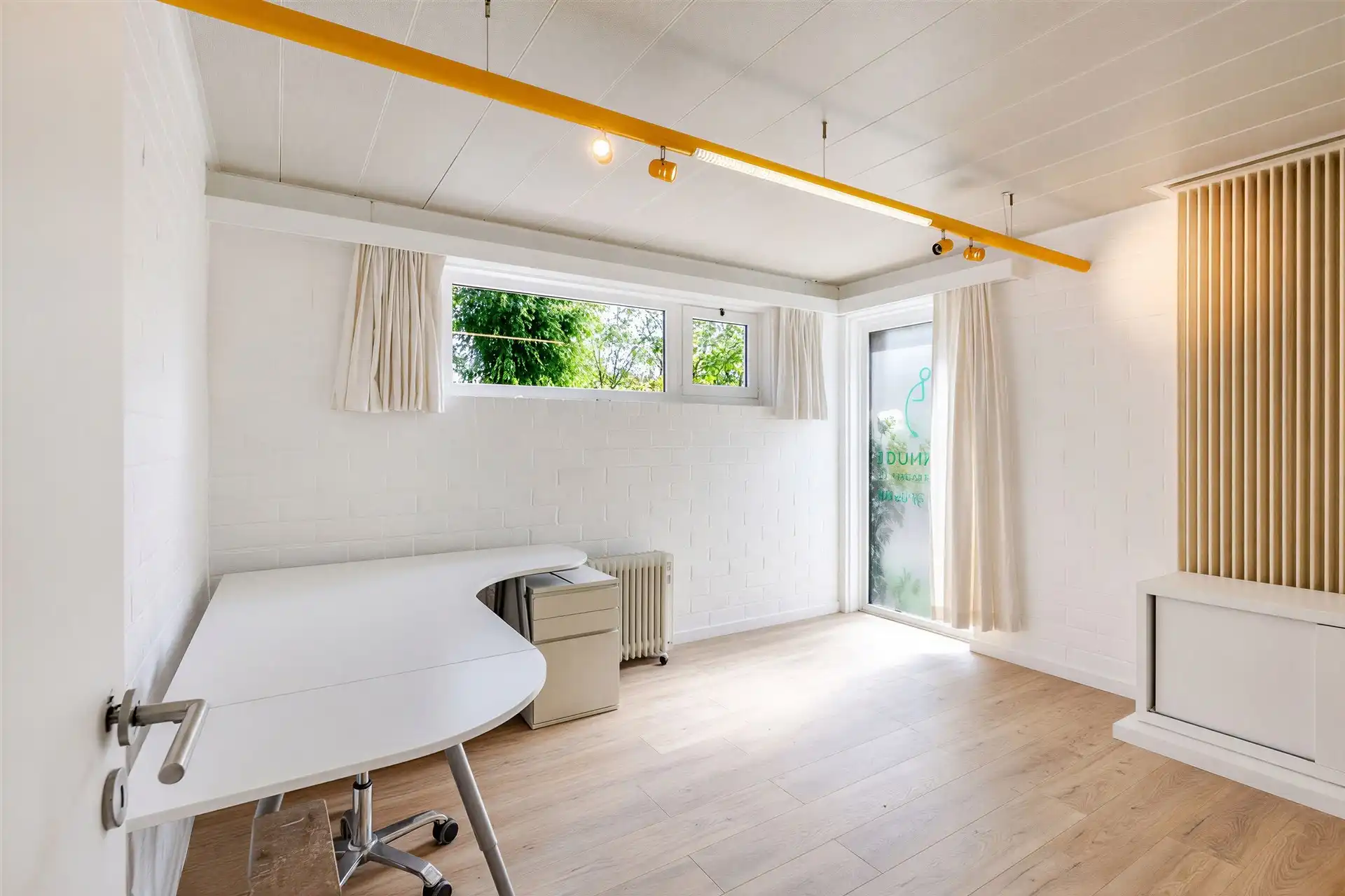 Riante woning met 4 slaapkamers , tuin en praktijk foto 16