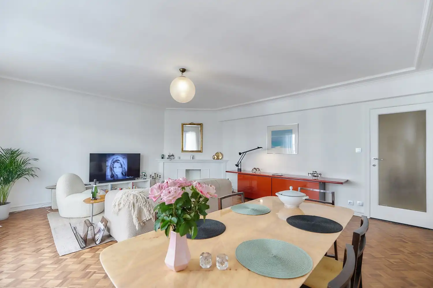 RESIDENTIE MAJESTIC foto {{pictureIndex}}