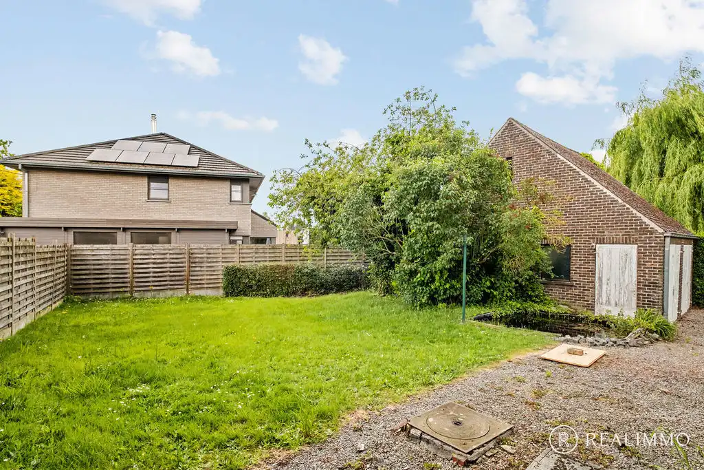 Ruime te renoveren woning met dubbele garage! foto 20