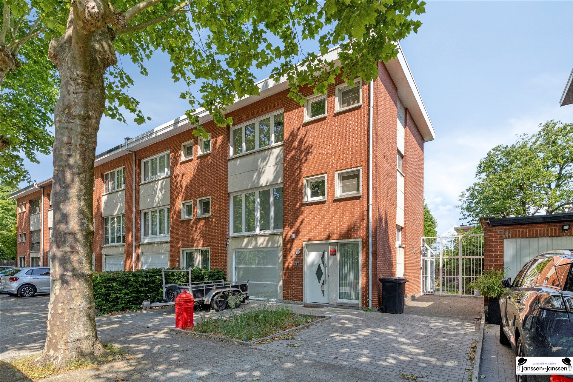 Gerenoveerde HOB met 3/4 slaapkamers op wandelafstand van het Sorghvlietpark. foto {{pictureIndex}}