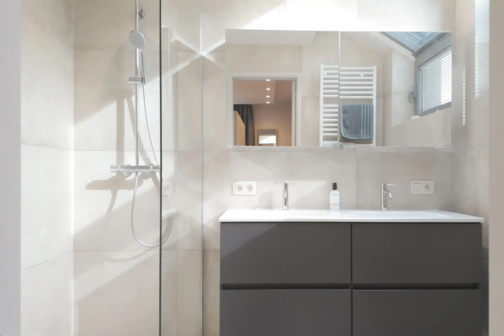 Stijlvolle gezinswoning met 3 slaapkamers en thuiskantoor (926m²) foto 22