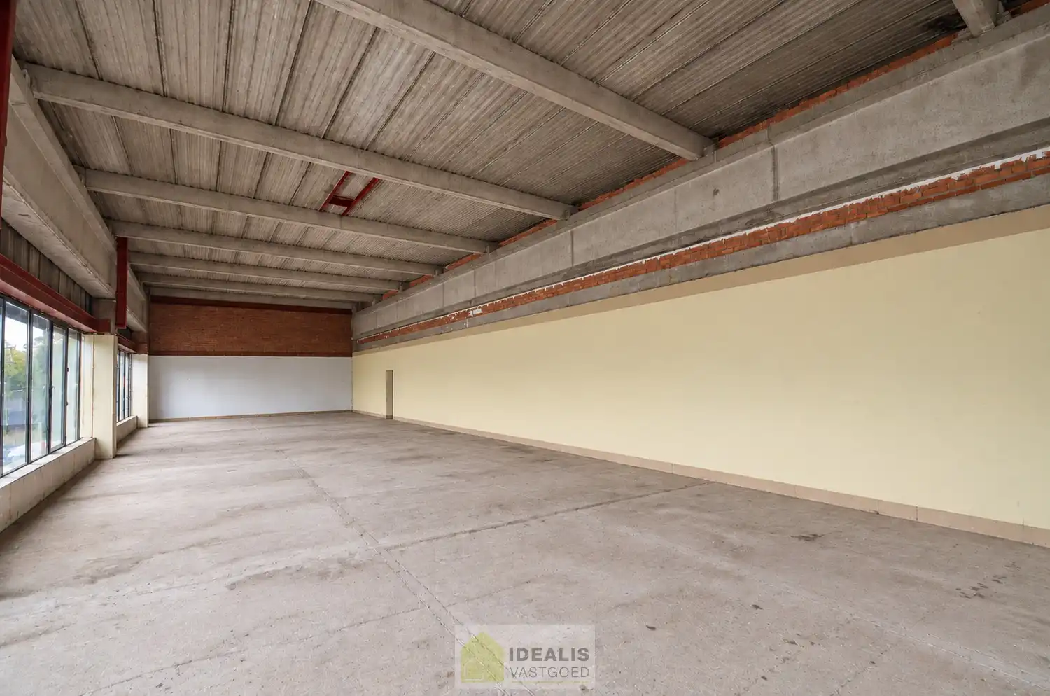 IDEALIS VASTGOED - UITZONDERLIJK RUIME NOG AF TE WERKEN KANTOORRUIMTE VAN MAAR LIEFST 408 M² OP STRATEGISCHE LOCATIE IN INDUSTRIEZONE LANKLAAR MET ZEER RUIME PARKEERGELEGENHEID! – Deze kantoorruimte omvat de volledige eerste verdieping van een bedrijfsgebouw en wordt aangeboden in casco staat, waarbij de toekomstige huurder de mogelijkheid heeft om de ruimtes volledig naar eigen wens en behoeften af te werken en in te delen. Verfraaiingswerken aan de gevel en het plaatsen van nieuwe glaspartijen zijn nog door en voor rekening van de verhuurder. Het pand geniet bovendien een uitstekende bereikbaarheid dankzij de nabijheid van de N75 en de autosnelweg E314, alsook van zeer ruime parkeergelegenheid! foto 10