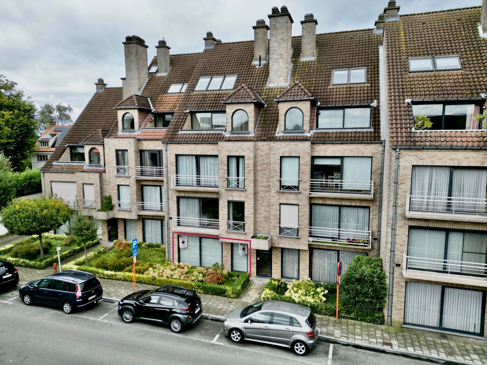 Instapklaar gelijkvloers appartement met terras, tuin én garage! foto 1