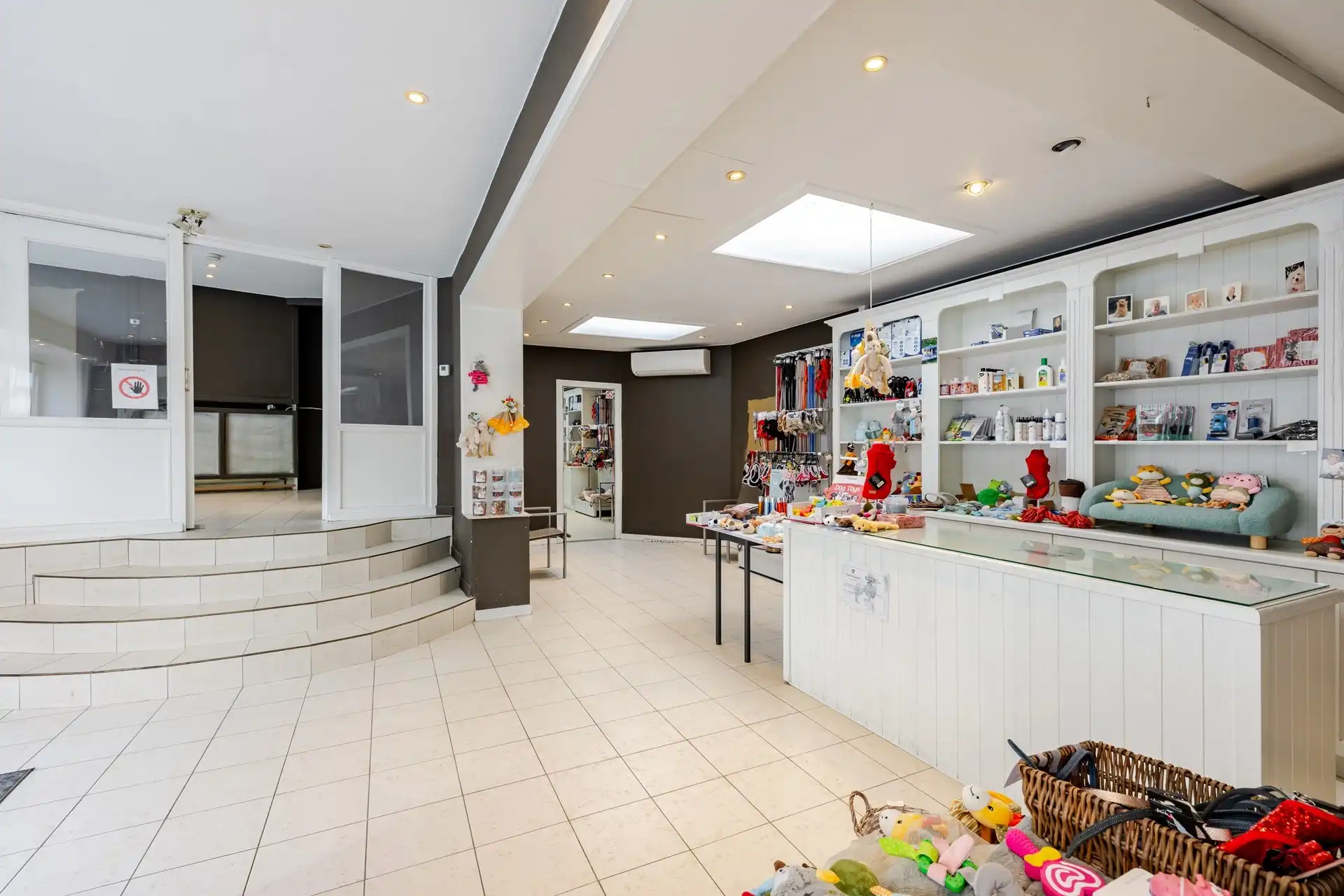Handelspand met uitstekende visibiliteit en tal van mogelijkheden nabij het centrum van Aalst foto 5