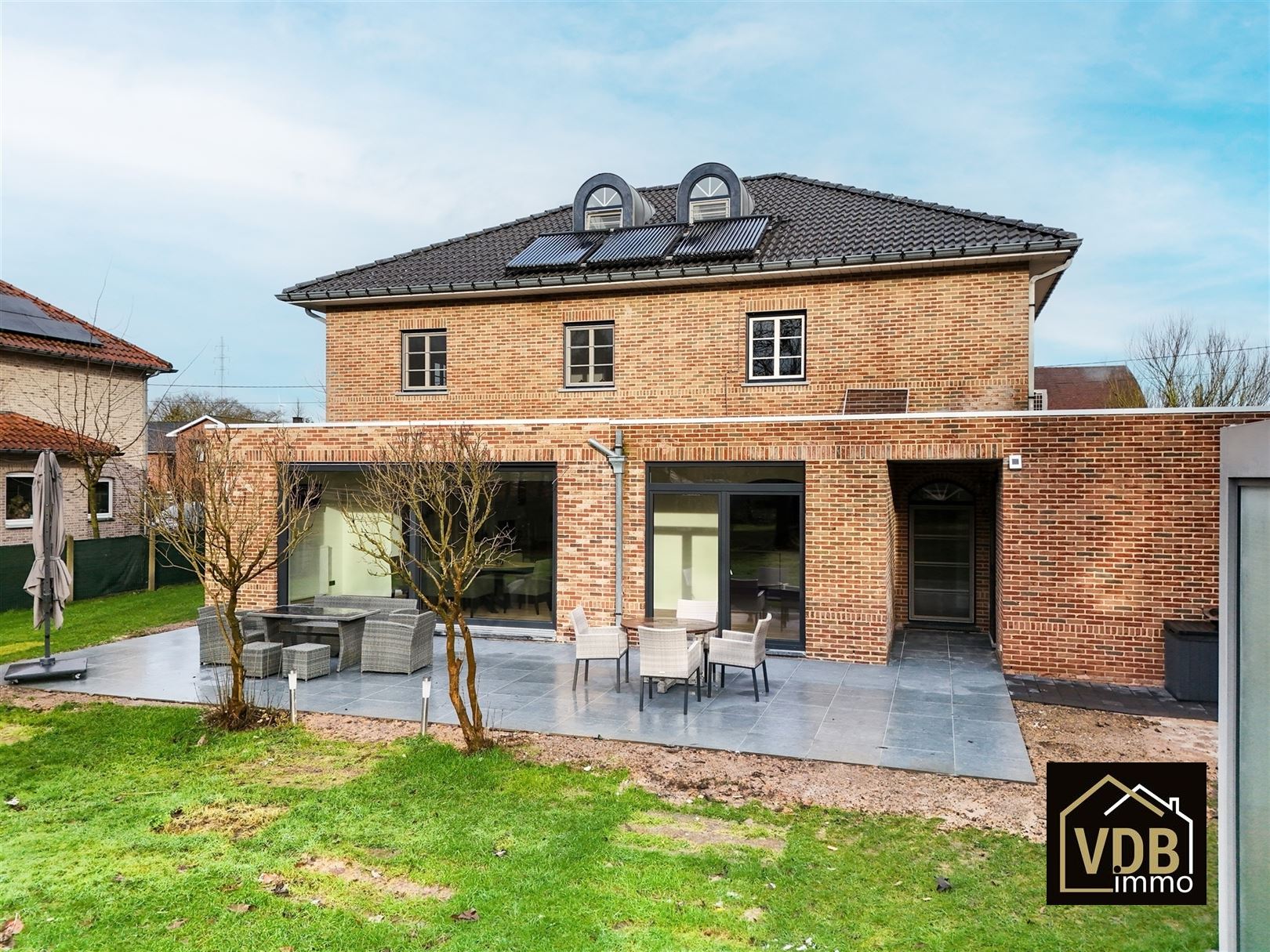 VILLA MET 4 - 5 SLAAPKAMERS - 2 BADKAMERS - 3 TOILETTEN - GARAGE - KELDER EN ZOLDER foto 51