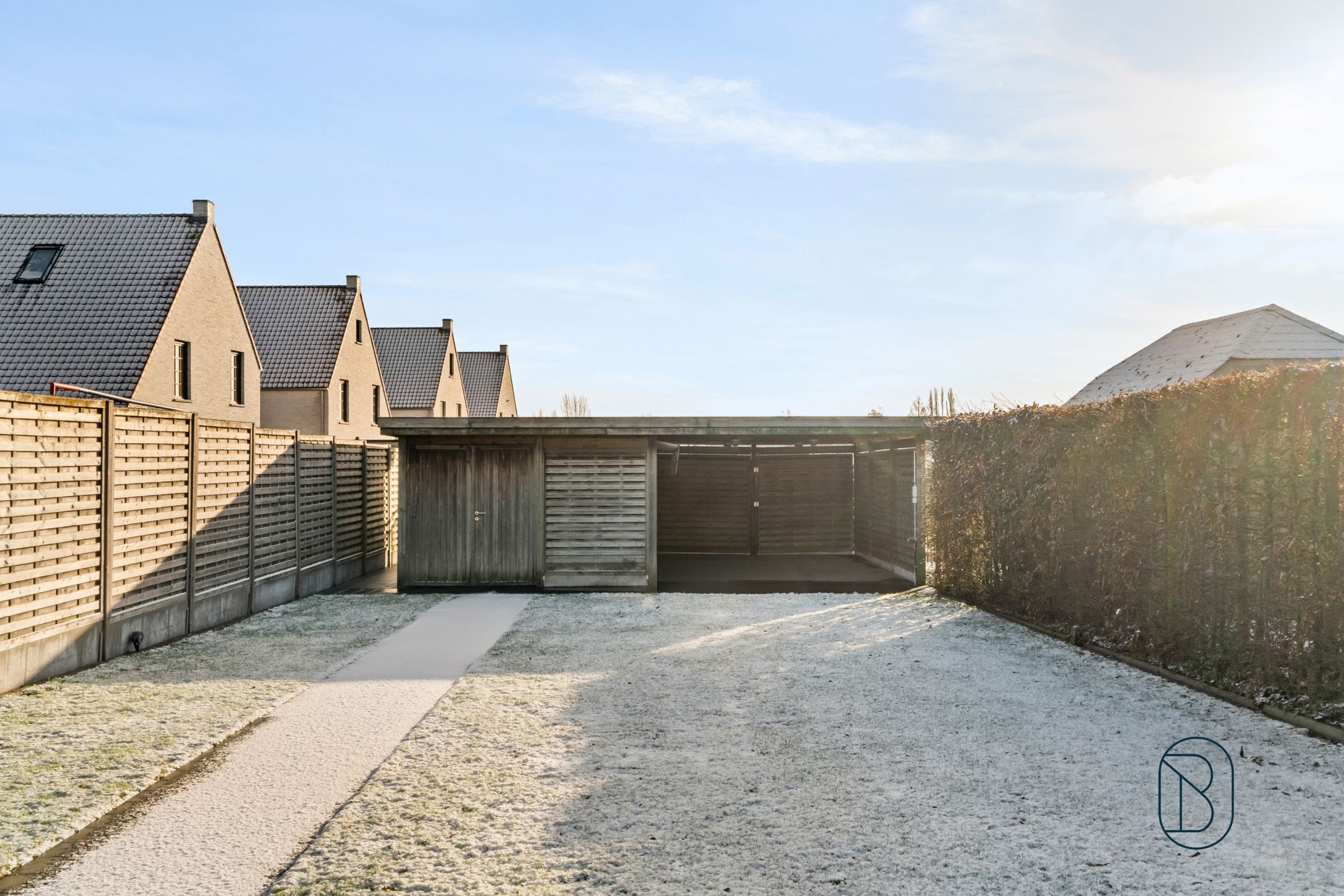 Topgelegen handelspand met woonst foto 4