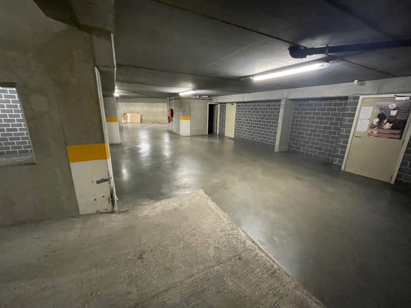 Staanplaats gelegen in een garagecomplex in een gebouw dichtbij het Stationsplein van Blankenberge. foto 6