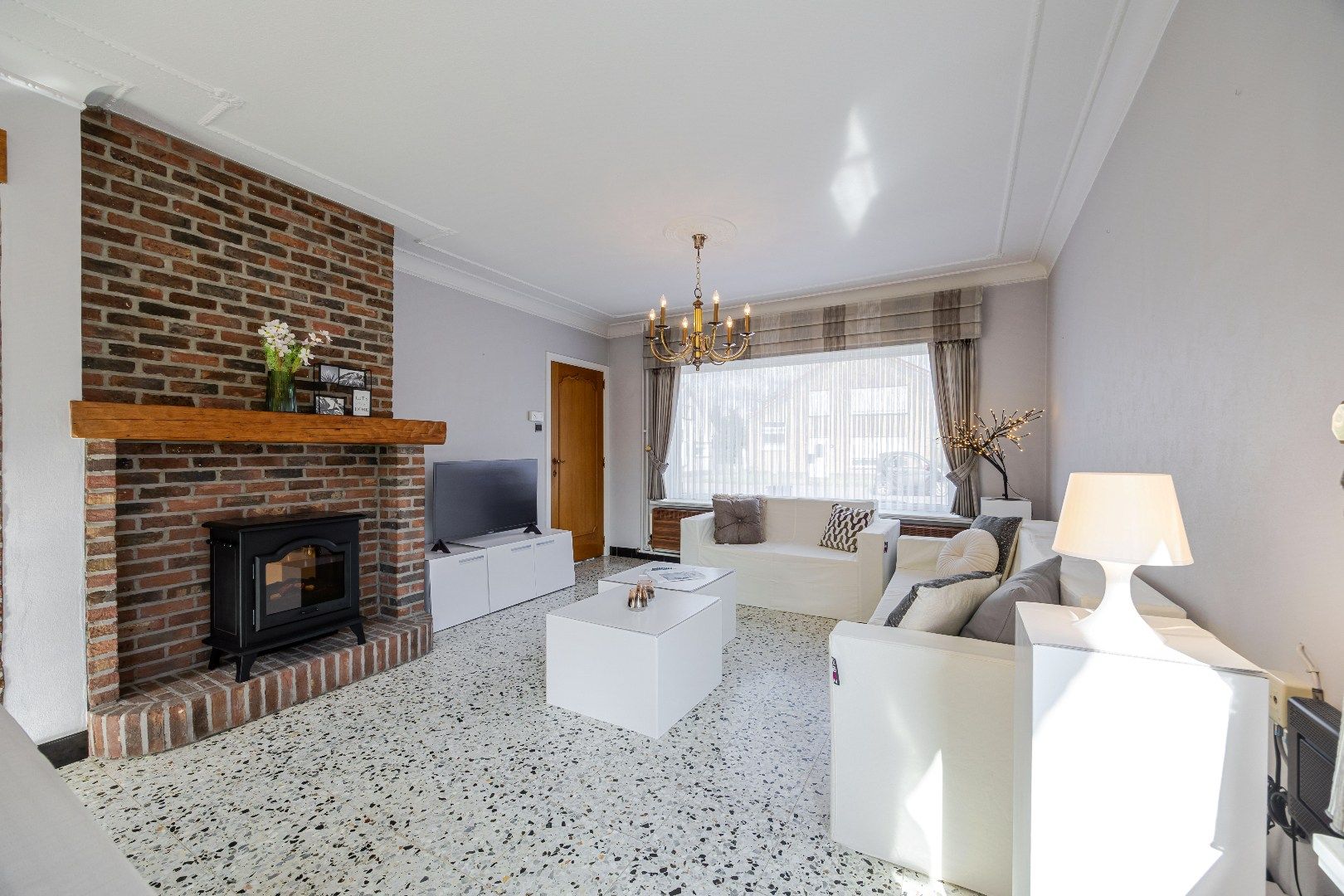 Goed onderhouden woning met ruime tuin in St-Joris. foto 3
